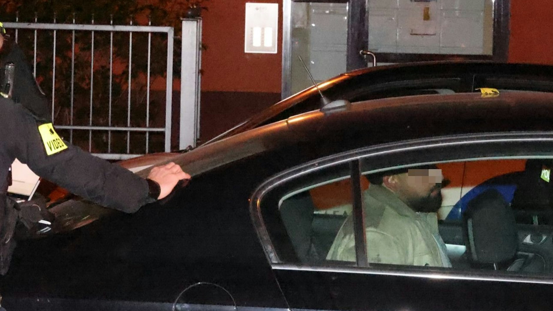 Der Flüchtige nach seiner Festnahme im Wagen der Polizei.