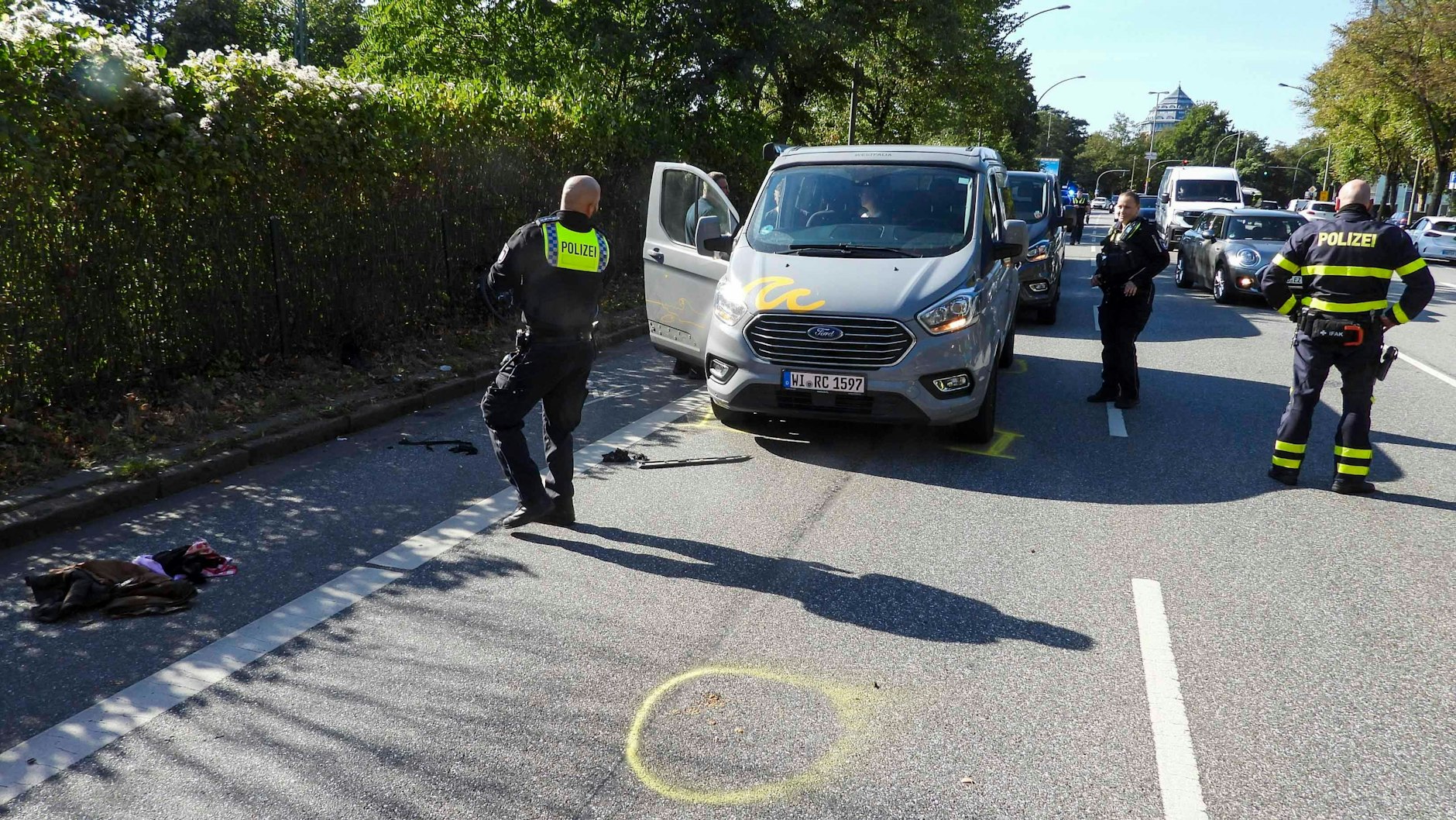 Der Unfallort in Hamburg-Rotherbaum. Schauspielerin Wanda Perdelwitz war auf ihrem Fahrrad in die plötzlich geöffnete Tür des Ford Transit gekracht.