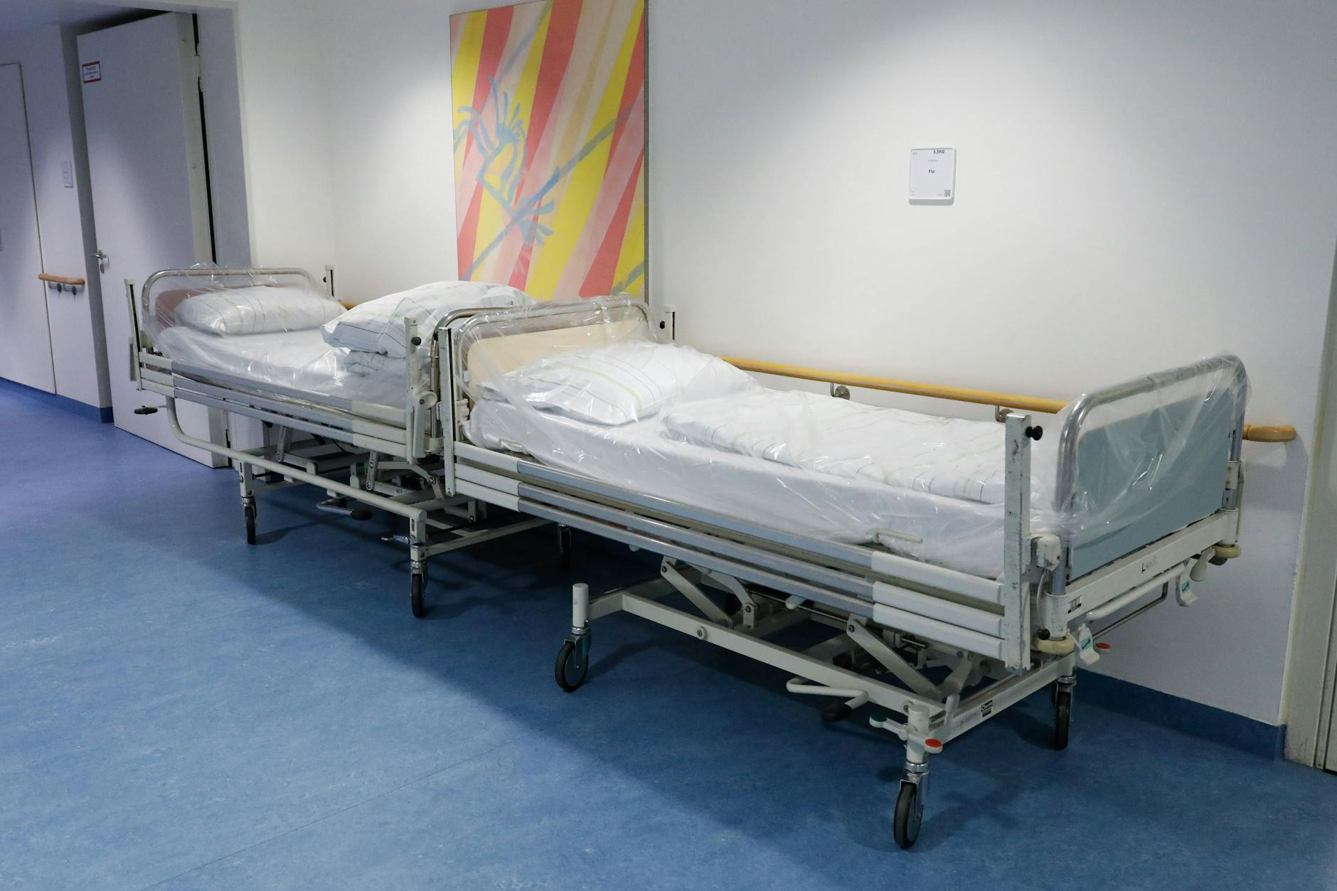 Betten in einem Krankenhausflur: Bekommen Kassenpatienten die selbe Behandlung?
