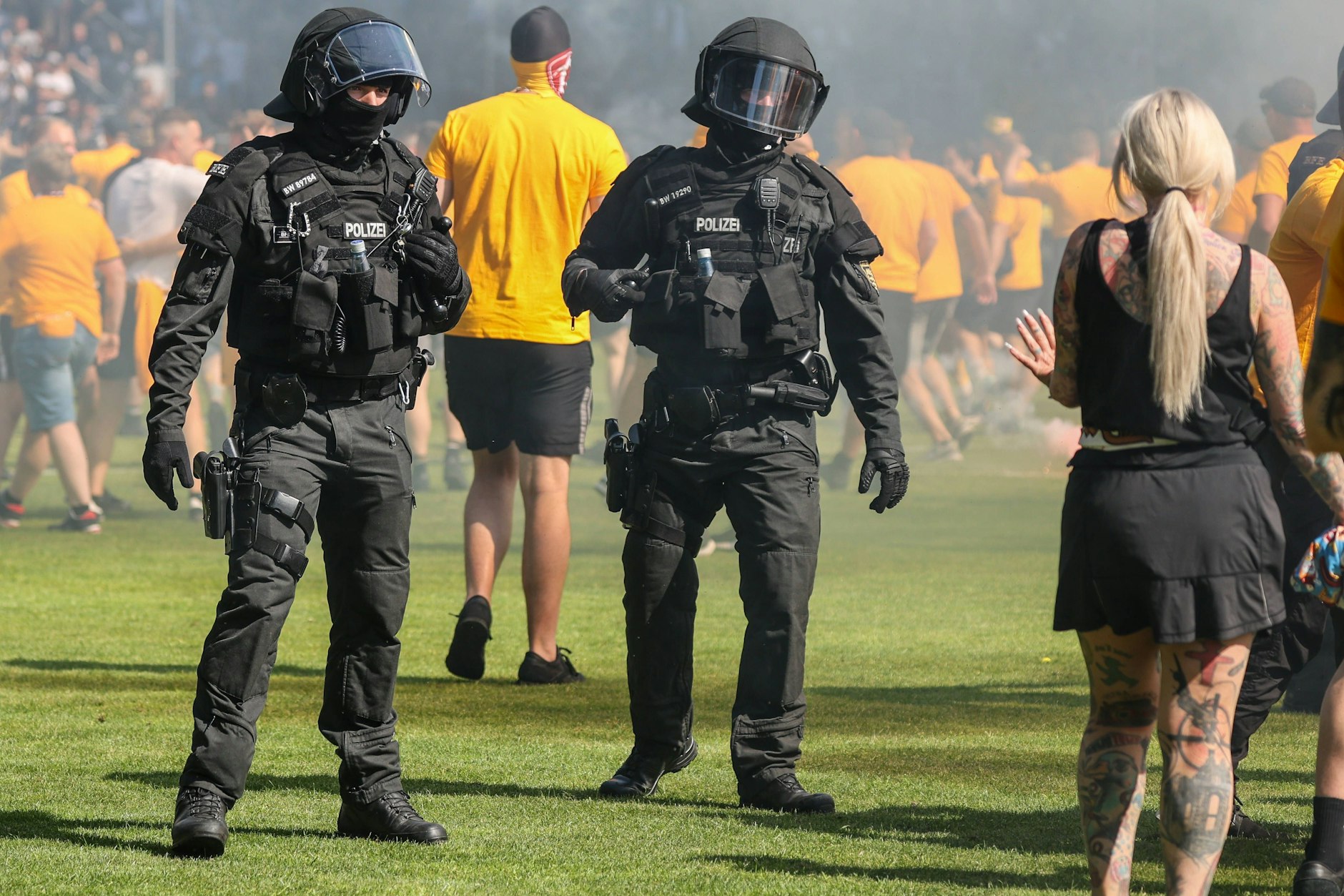 Am vorletzten Spieltag der vergangenen Drittliga-Saison stürmten Fans von Dynamo Dresden in den Innenraum des Mannheimer Stadions. Die Polizei versuchte, die Situation zu entschärfen.