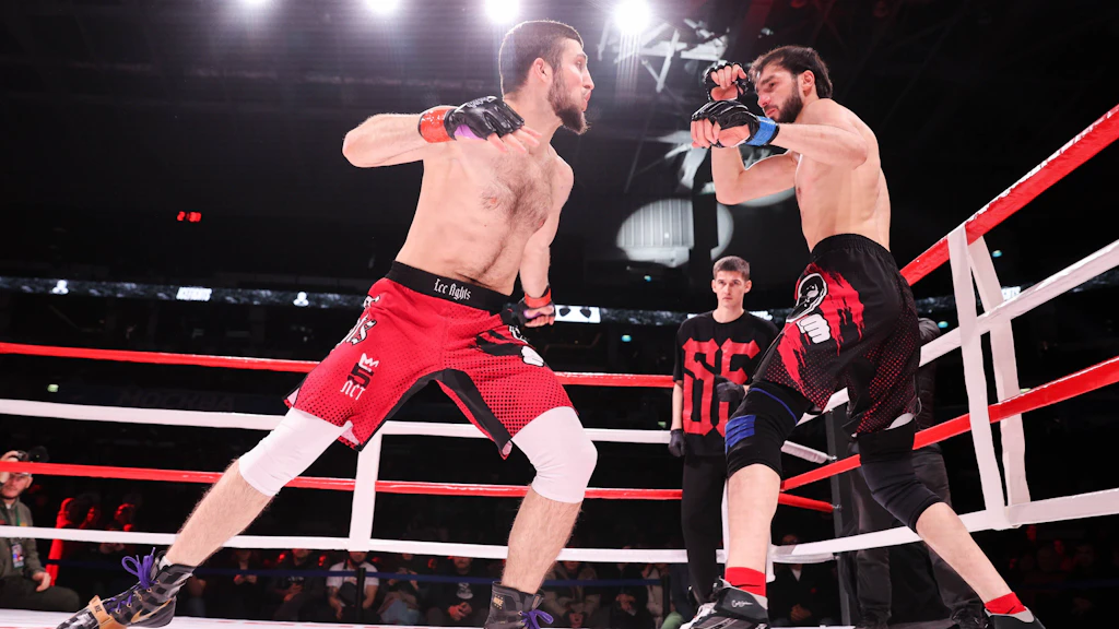 Nicht immer muss es ein Käfig sein: Zwei MMA-Kämpfer im Ring.