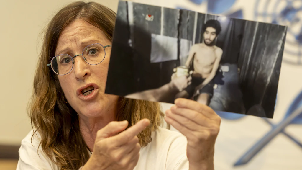 Galia David, Mutter von Evyatar David, zeigte bei den Vereinten Nationen in Genf ein Foto ihres gequälten Sohnes. Der 24-Jährige hat überlebt und ist endlich frei.