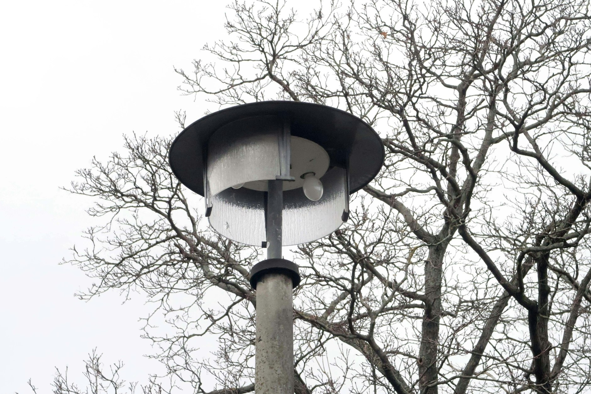 Betroffen von dem Stromausfall waren auch solche alten DDR-Straßenlaternen in Friedrichshain.
