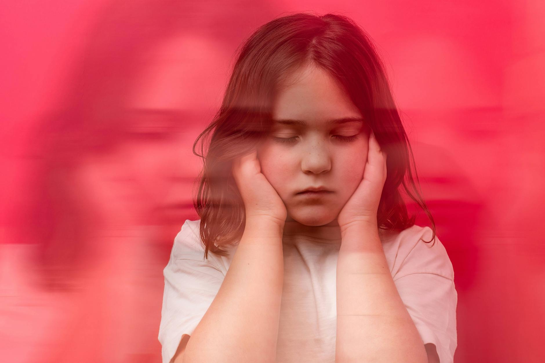 Ein Kind hält sich die Ohren zu: Menschen mit ME/CFS sind oft geräuschempfindlich.