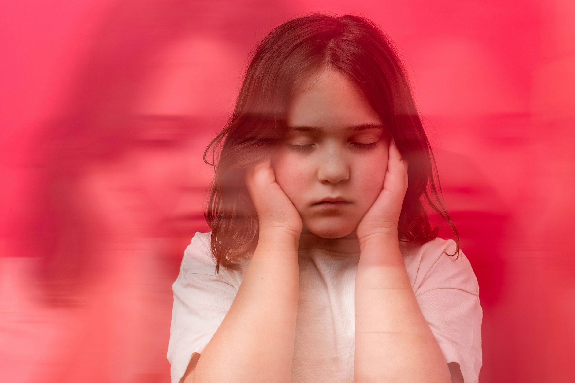 Ein Kind hält sich die Ohren zu: Menschen mit ME/CFS sind oft geräuschempfindlich.