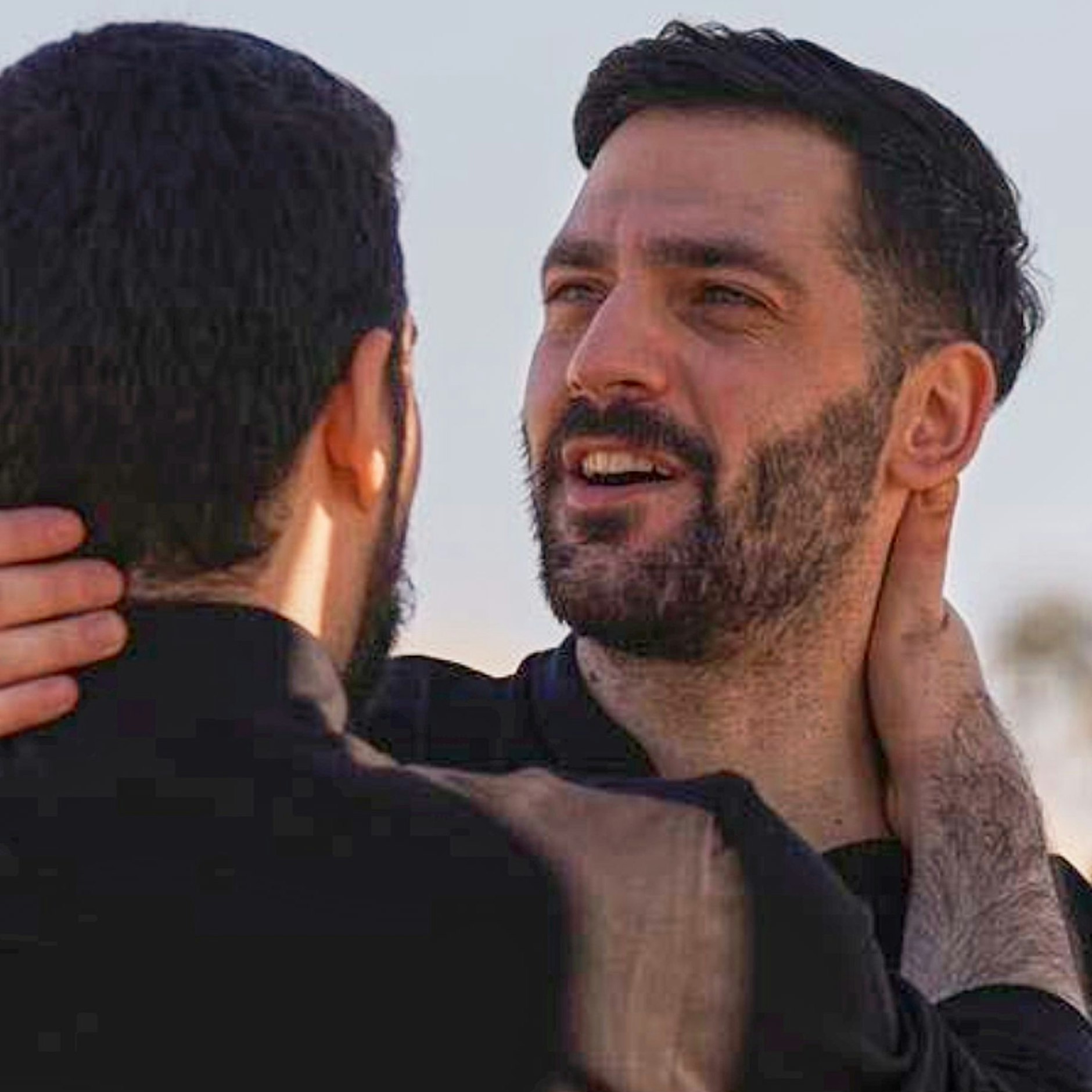 Dieses vom Presseamt der israelischen Regierung veröffentlichte Bild zeigt die deutsch-israelischen Geiseln Gali und Ziv Berman, die sich umarmen, nachdem sie aus der Gefangenschaft der Hamas in Gaza entlassen wurden.