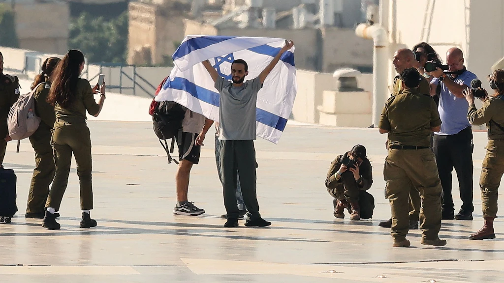 Nimrod Cohen mit der Flagge Israels auf dem Hubschrauber-Landplatz des Krankenhauses.