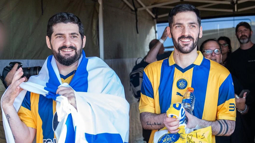 Nach ihrer Freilassung sahen sich die Zwillinge Gali und Ziv Berman erstmals wieder. Den wartenden Menschen zeigten sie sich in Trikots des Vereins Maccabi Tel Aviv.