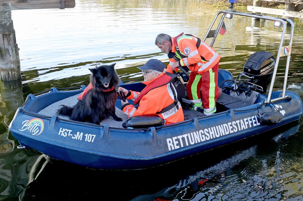 Bei der Suche nach dem acht Jahre alten Fabian kamen auch Spürhunde zum Einsatz, die auf den See gebracht wurden.