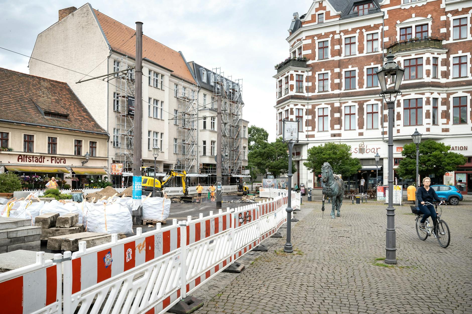 Das Theater befindet sich am gleichnamigen Schloßplatz in der Altstadt von Köpenick.