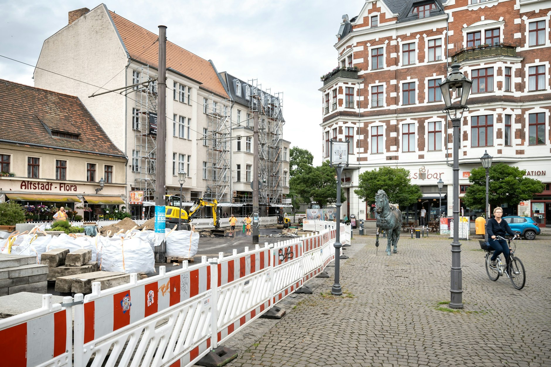 Das Theater befindet sich am gleichnamigen Schloßplatz in der Altstadt von Köpenick.