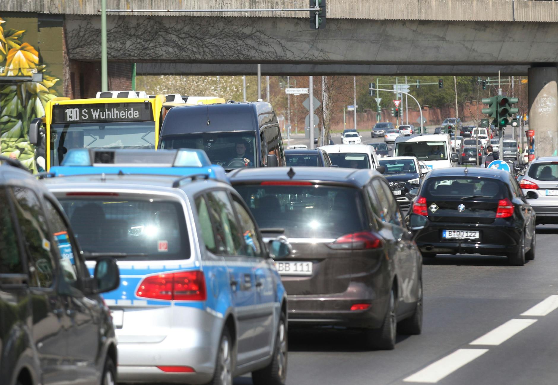 Stau auf der Köpenicker Straße in Biesdorf. Anwohner hoffen, dass die neue Straße zwischen Marzahn und Köpenick ihr Viertel entlastet.
