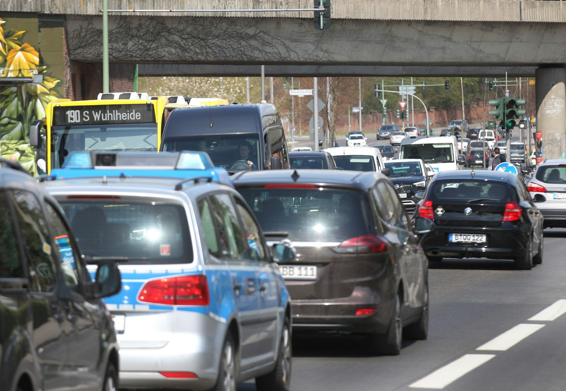 Stau auf der Köpenicker Straße in Biesdorf. Anwohner hoffen, dass die neue Straße zwischen Marzahn und Köpenick ihr Viertel entlastet.
