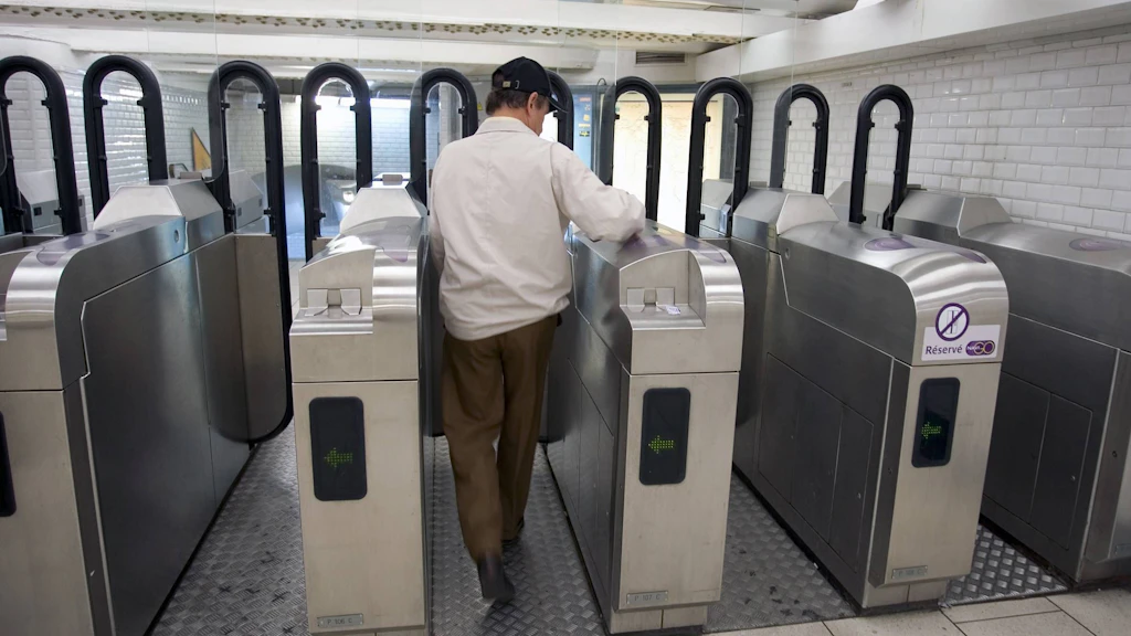 Wer in Paris mit der Metro fahren will, muss durch solche Sperren. Die Berliner CDU möchte sie auch in der Hauptstadt einführen, um Bahnhöfe sauberer und sicherer zu machen.