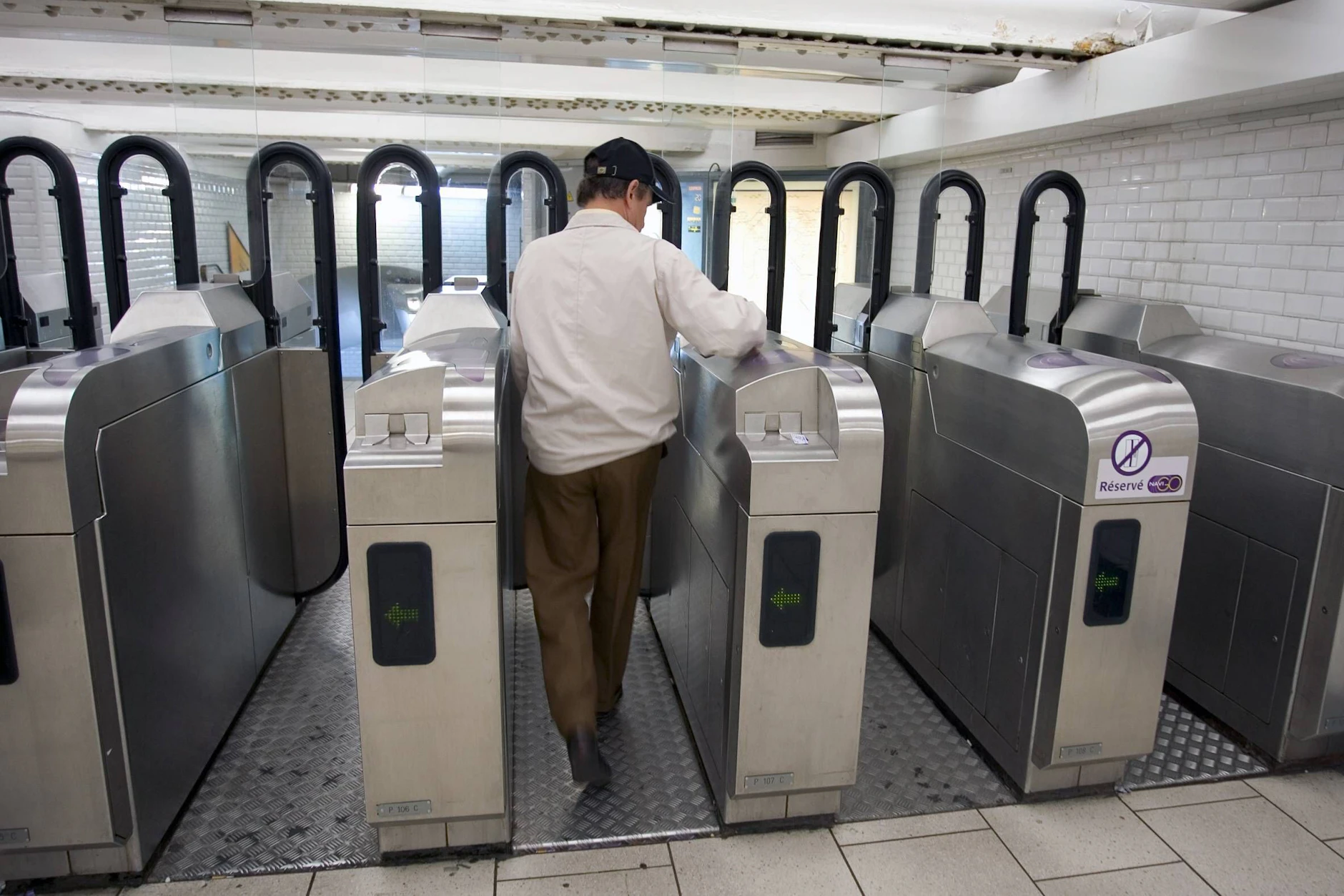 Wer in Paris mit der Metro fahren will, muss durch solche Sperren. Die Berliner CDU möchte sie auch in Berlin einführen, um Bahnhöfe sauberer und sicherer zu machen.