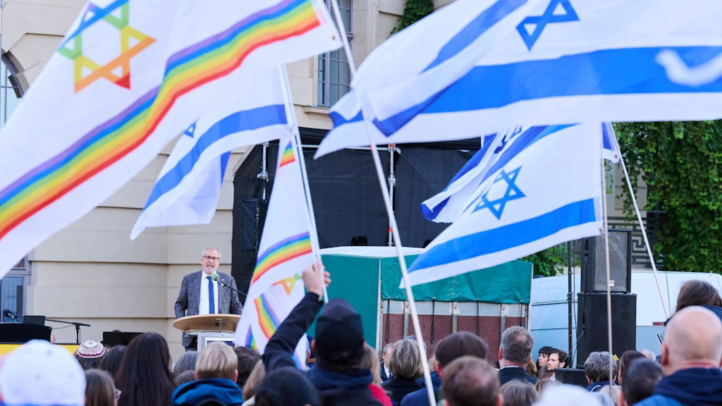 Volker Beck, Präsident der Deutsch-Israelischen Gesellschaft, spricht auf der Kundgebung unter dem Motto Coming Home zur Freilassung der Geiseln der Hamas auf dem Bebelplatz.