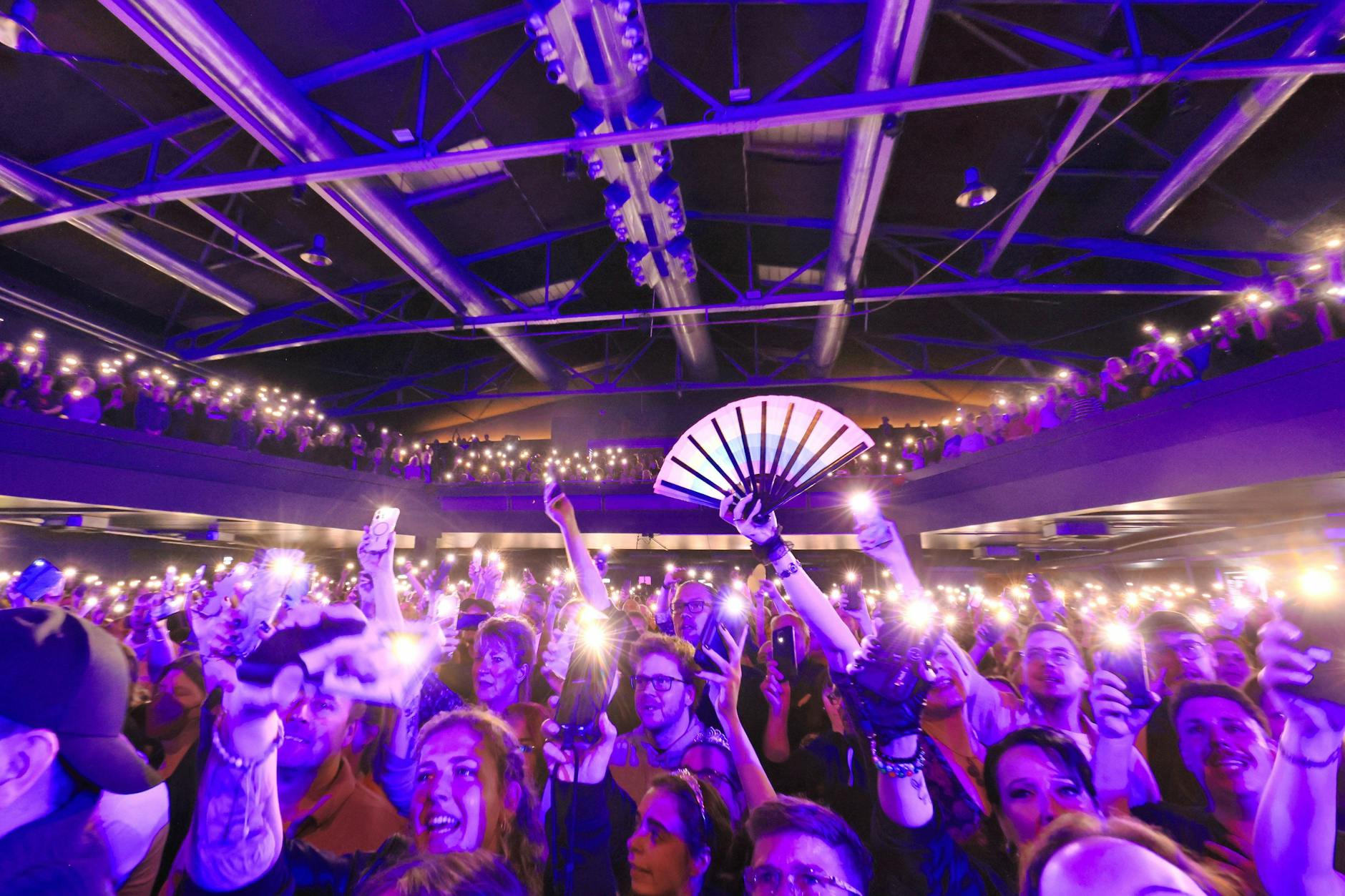 Liebe und Hoffnung: begeisterte und bewegte Menschen beim Gedenkkonzert für AnNa R.