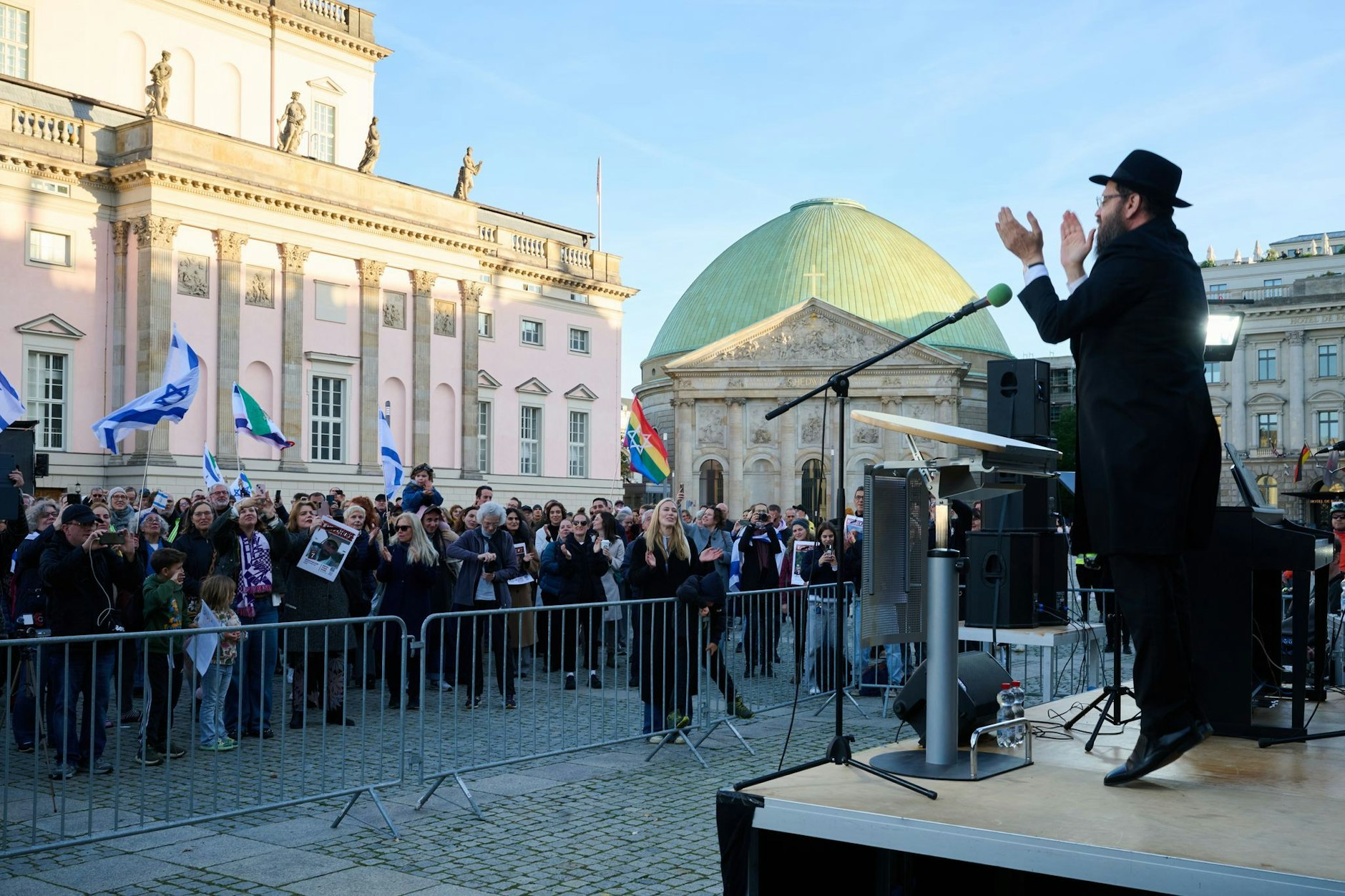 Rabbiner Yehuda Teichtal, Vorsitzender des Chabad-Bildungszentrums, tanzt und singt auf der Bühne. Etliche Menschen feierten am Bebelplatz die Freilassung der Geiseln aus der Hamas-Haft.