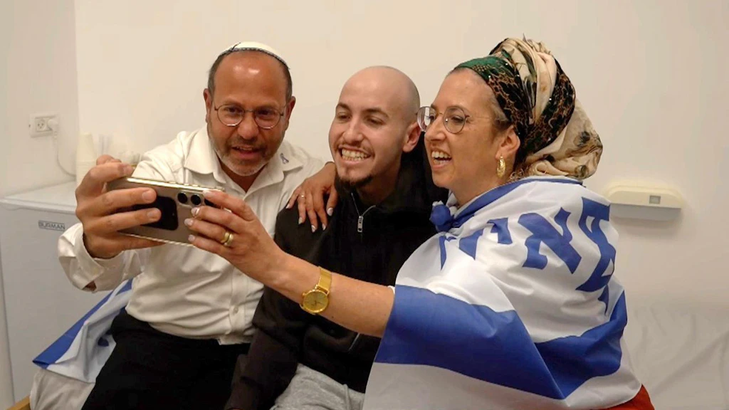 Ein Moment, der festgehalten werden muss: Eitan Mor ist endlich wieder bei seiner Familie.