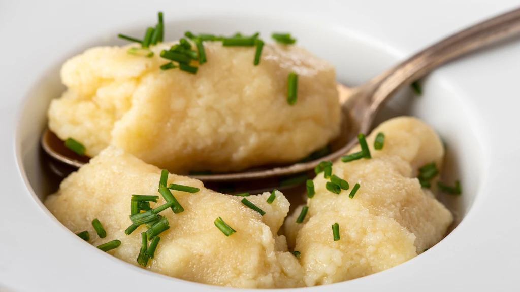Grießnockerlsuppe ist eine bayerische Spezialität.