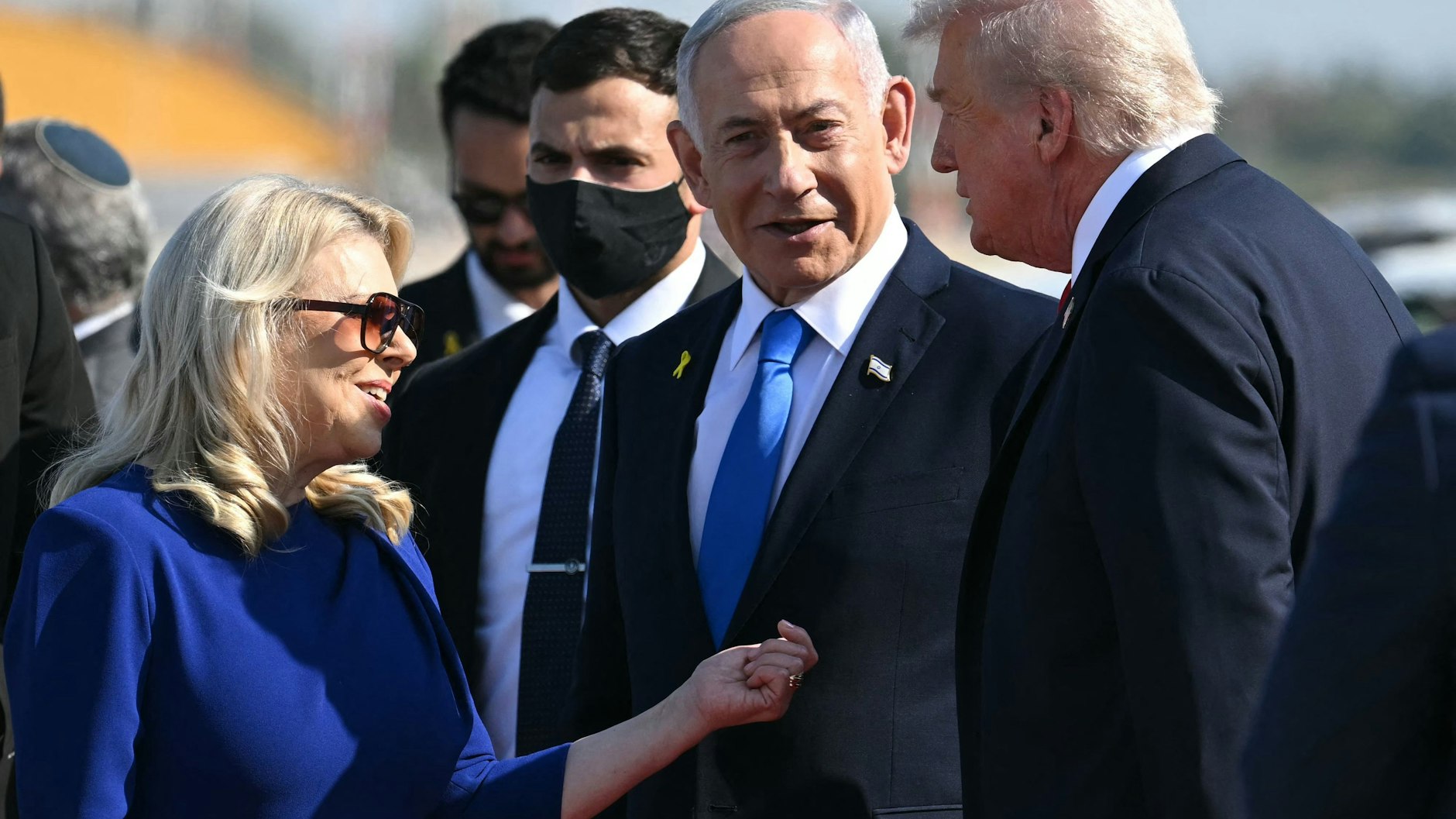 Israels Ministerpräsident Benjamin Netanjahu und seine Frau Sara begrüßen US-Präsident Donald Trump.