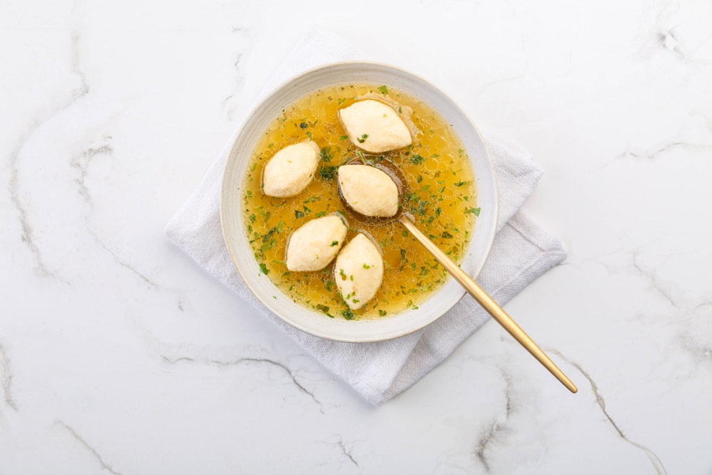 Leckeres-Rezept-f-r-feine-Grie-kl-chensuppe-wie-von-Oma