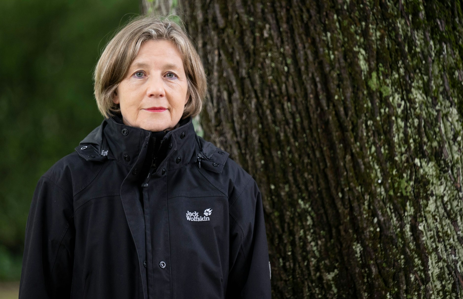 Maike Kohl-Richter im Adenauerpark in Speyer, in dem sich das Grab ihres Mannes befindet.