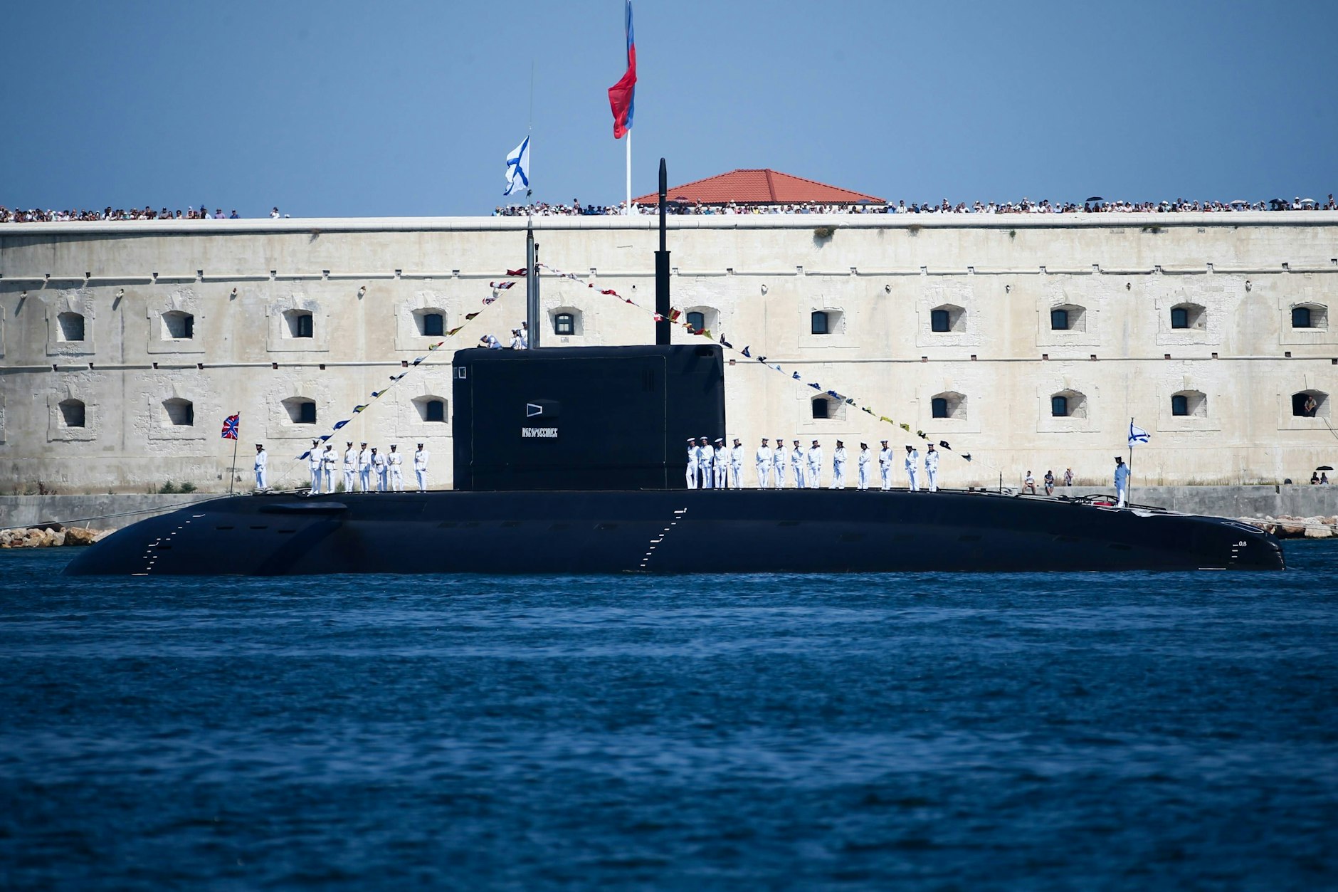 Das U-Boot Noworossiysk bei einer Militärparade im Jahr 2019