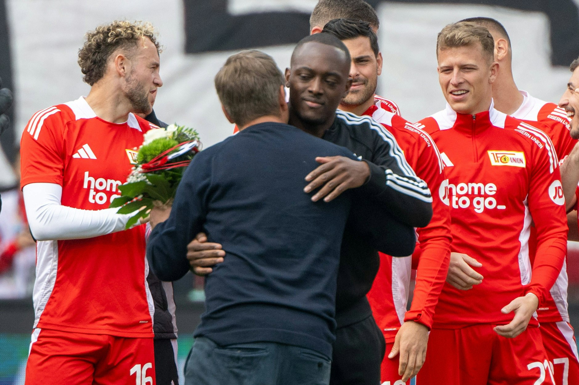 Jérome Roussillon wird von Horst Heldt vor dem letzten Heimspiel der vergangenen Saison gegen den 1. FC Heidenheim offiziell aus Köpenick verabschiedet.