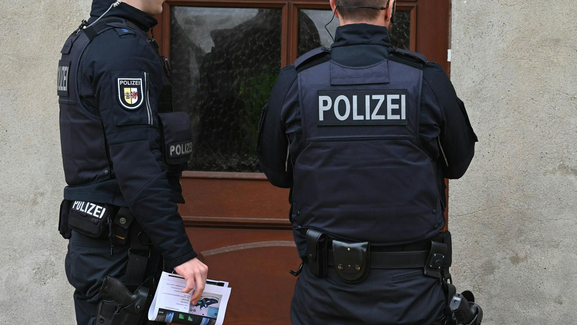 Die Polizei geht auf der Suche nach Fabian von Haus zu Haus, leer stehende Gebäude werden durchsucht, auch Mantrailer-Hunde kamen zum Einsatz.