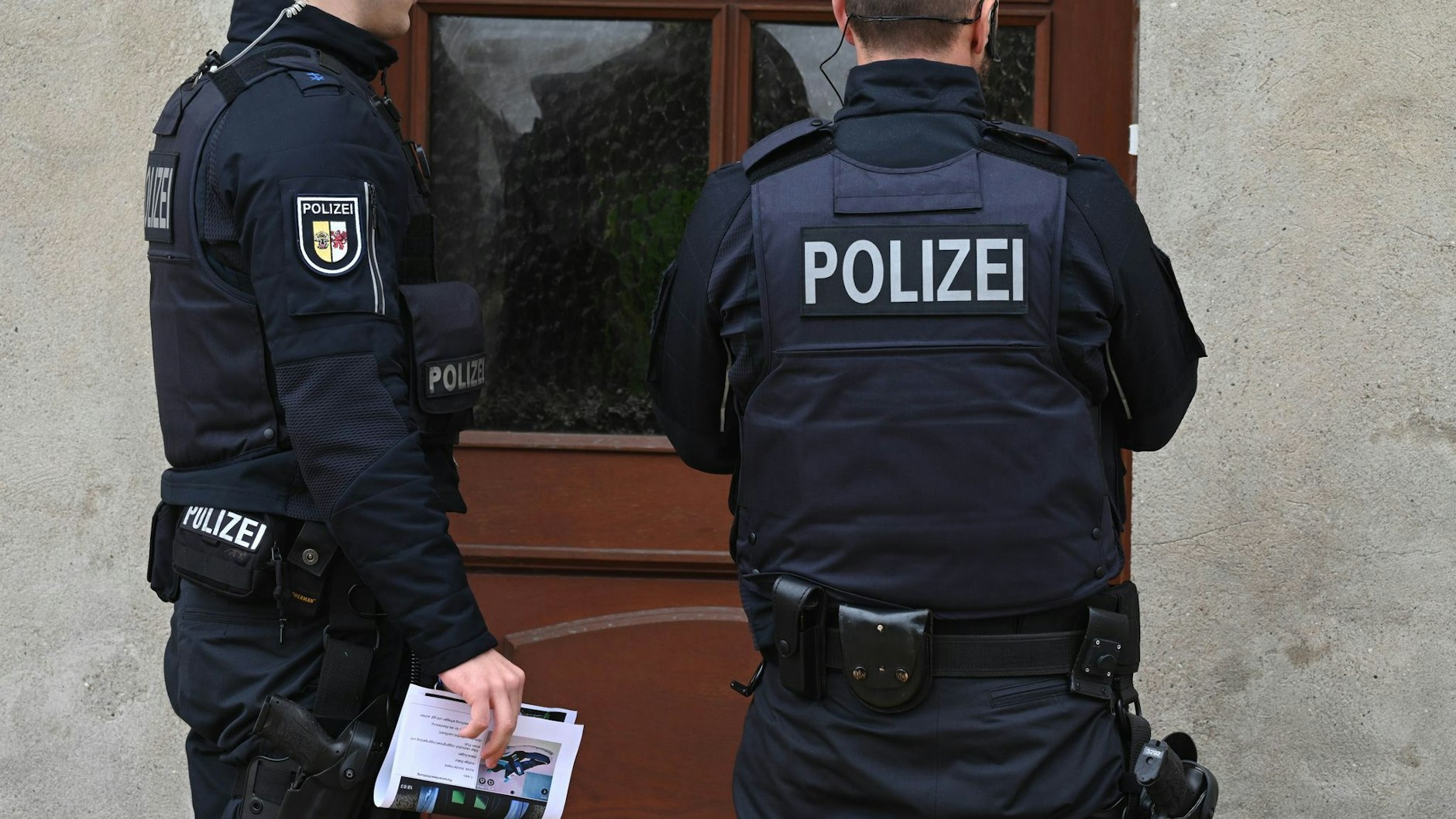 Die Polizei geht auf der Suche nach Fabian von Haus zu Haus, leer stehende Gebäude werden durchsucht, auch Mantrailer-Hunde kamen zum Einsatz.