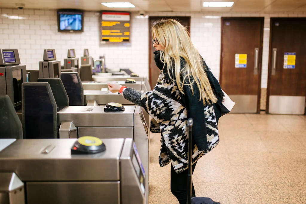 In London müssen alle, die mit der U-Bahn fahren wollen, zuerst durch die Zugangssperren – und das geht nur mit Ticket. Auch ein Modell für Berlin?