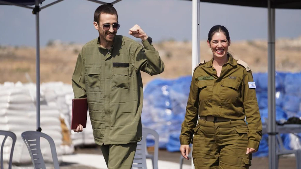 Avinatan Or (i.) wird nach seiner Geisel-Gefangenschaft zunächst vom israelischen Militär empfangen.
