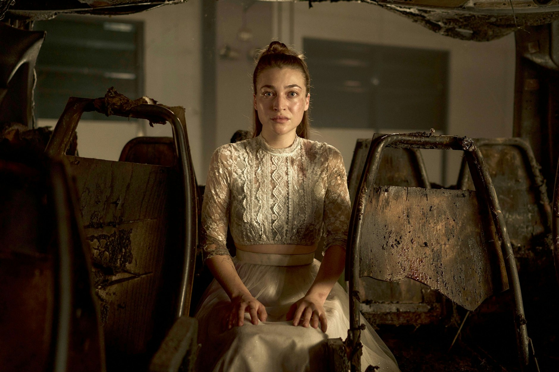 Eine Szene aus Folge 5: Kann sich Sofia Brüntjen (Antonia Moretti) jemals wieder daran erinnern, warum sie in den Unglücksbus gestiegen ist?