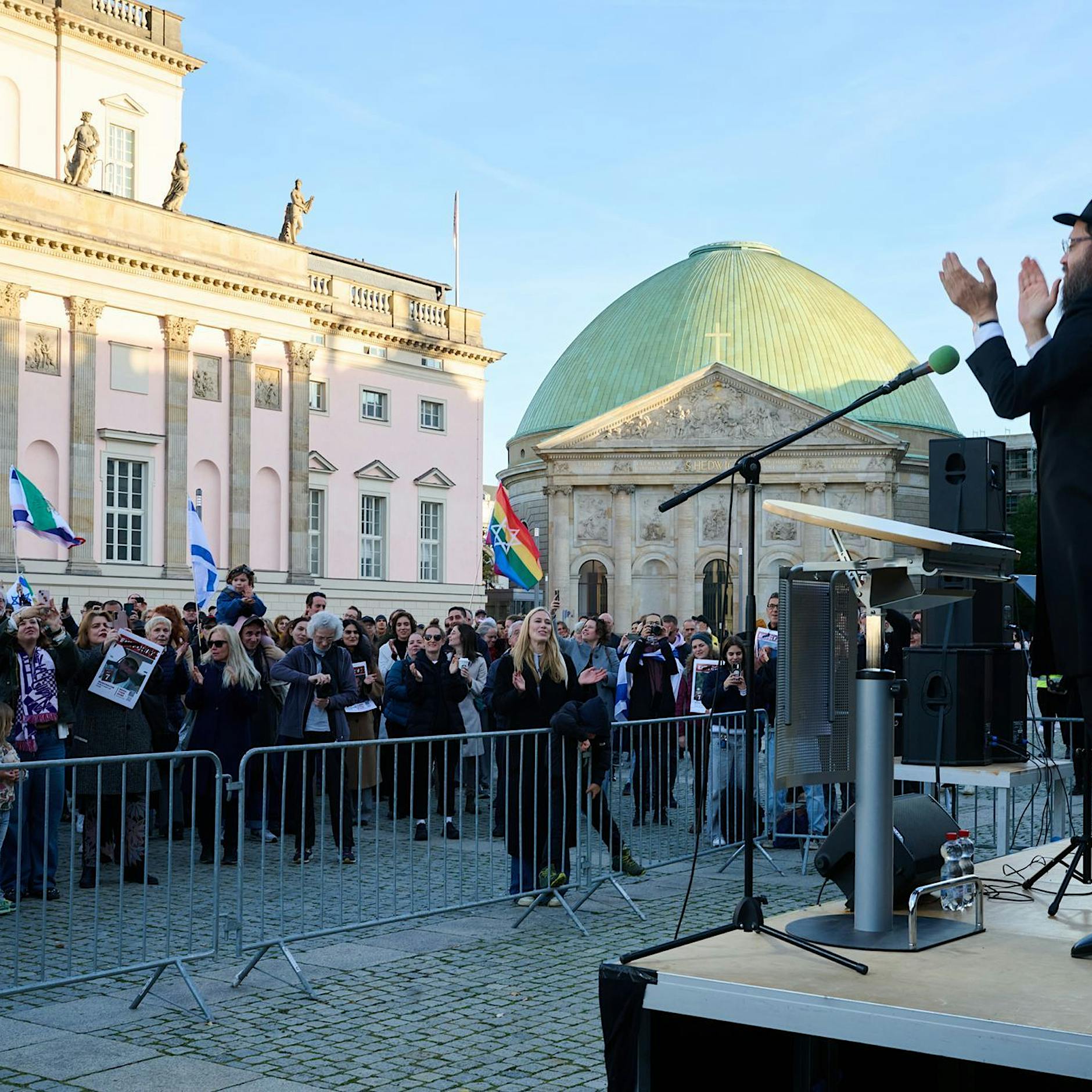 „Freude und Trauer. Die Toten sind noch nicht zurück“ – Mahnwache für Geiseln am Bebelplatz
