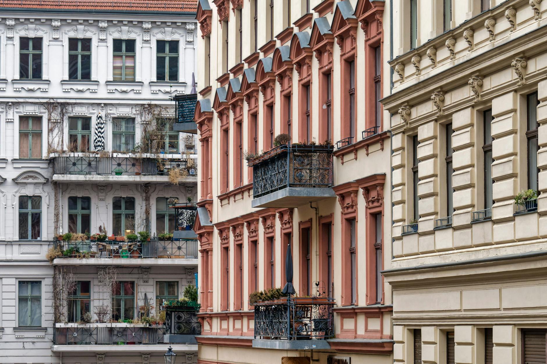 Sanierte Altbauten in Friedrichshain-Kreuzberg: Nirgendwo sonst in Berlin sind die Mieten so stark gestiegen. Jetzt hat das dortige Bezirksamt ein Bußgeld wegen zu hoher Mietpreise verhängt.