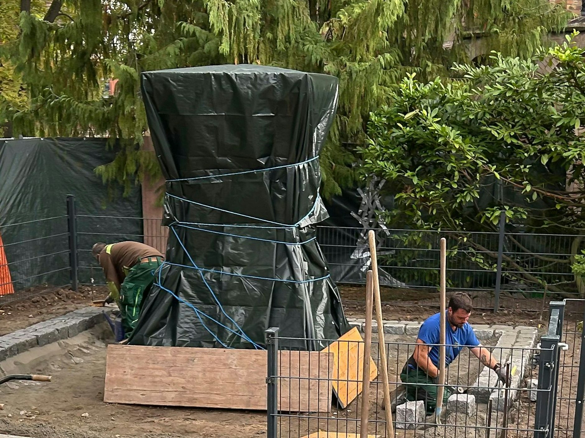 Immerhin die Größe des Grabmals lässt sich schon erahnen. Arbeiten an der letzten Ruhestätte von Helmut Kohl, der am 16. Juni 2017 im Alter von 87 Jahren starb.