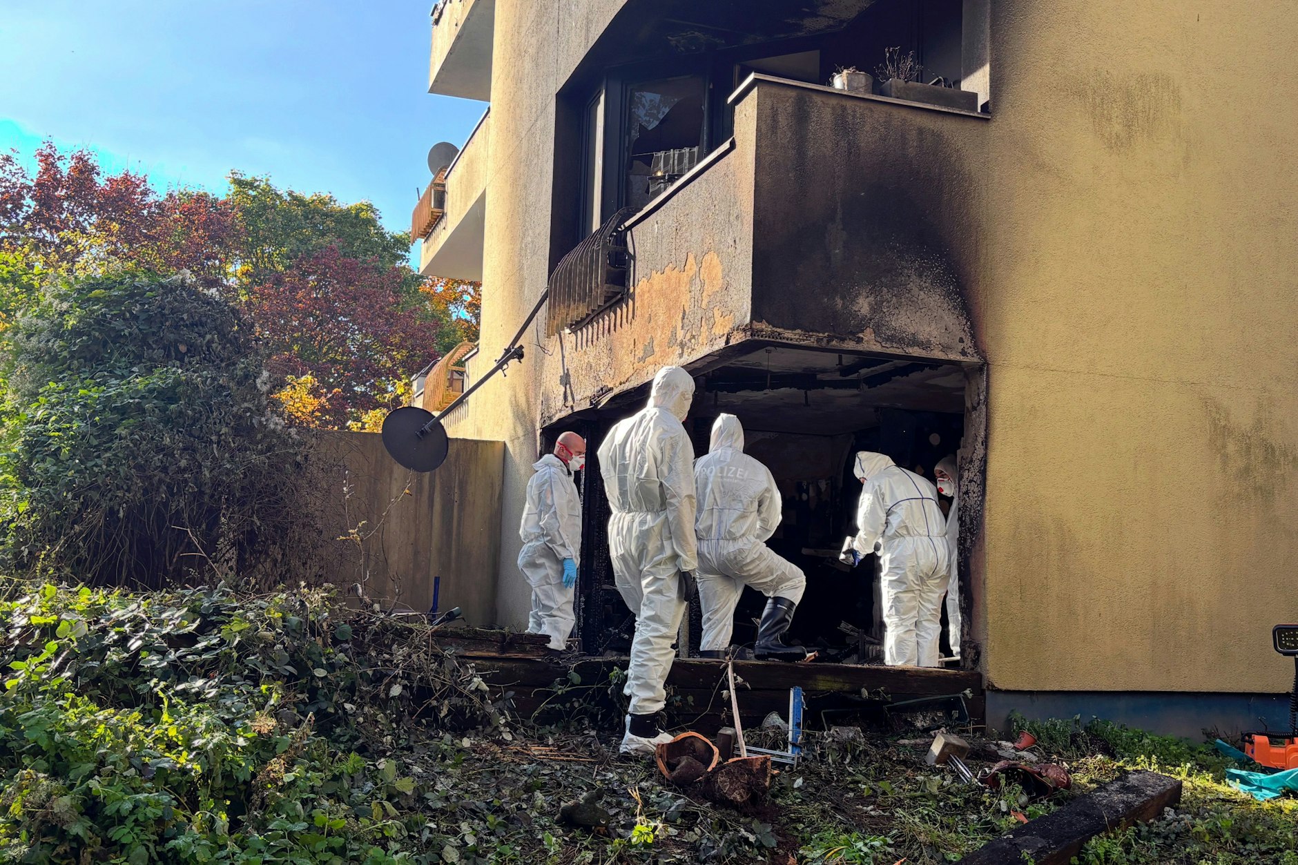 Kriminaltechniker untersuchen die Brandwohnung in Neukölln.