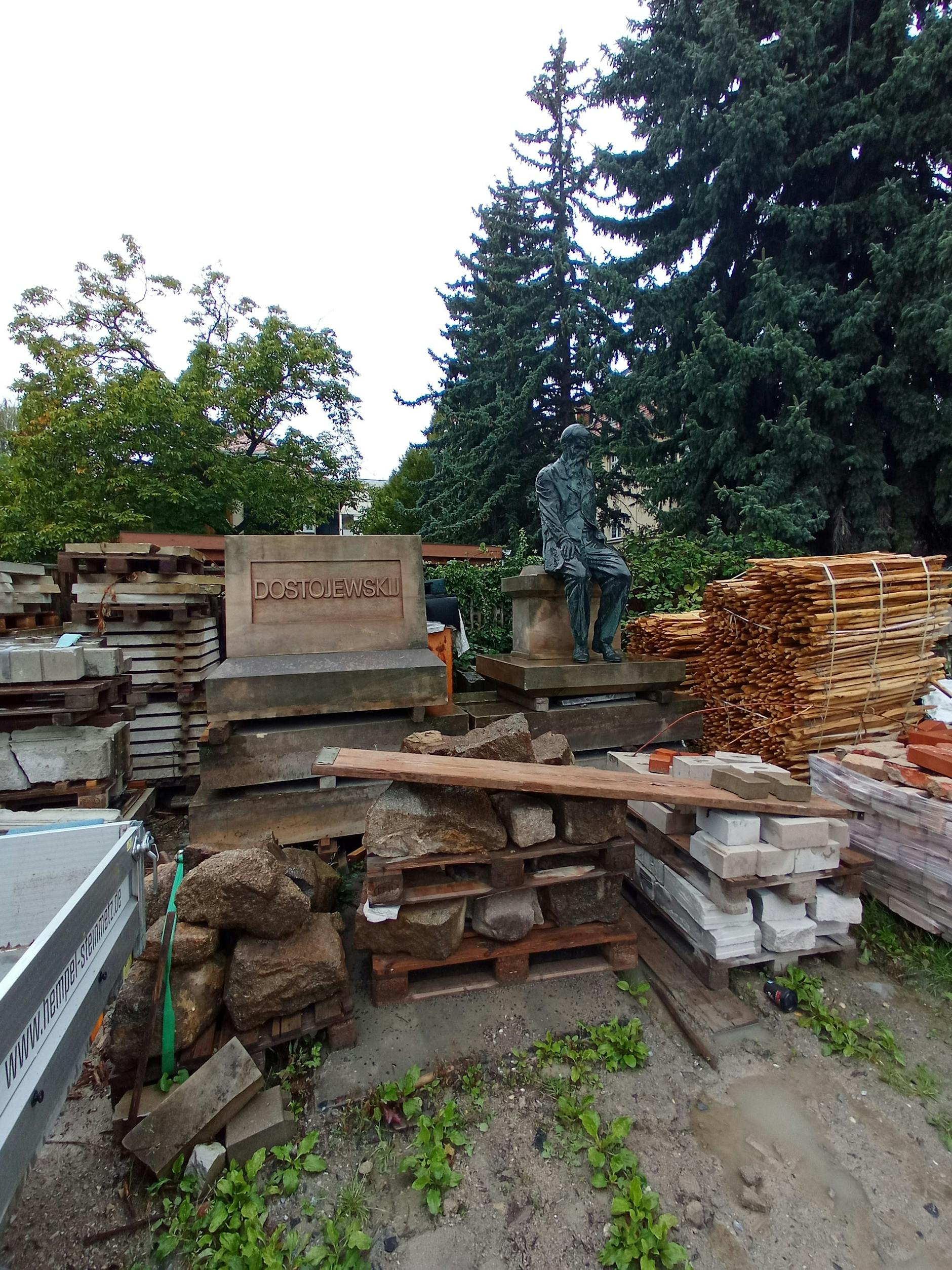 Das demontierte Dostojewski-Denkmal befindet sich derzeit auf dem Gelände der <a href="https://www.google.com/search?newwindow=1&sca_esv=76b1d1510d0b1bcc&rlz=1C1GCEA_enDE1002DE1002&sxsrf=AE3TifO99KB1a2JXOb6Og58irKDoL1RnWg:1760450870684&q=Steinmetzwerkstatt+Paul+Hempel&si=AMgyJEs9DArPE9xmb5yVYVjpG4jqWDEKSIpCRSjmm88XZWnGNcuAjurxGUSlqx9w0J1sHheRonMJsQmicLTgwZoLYR_AktLFaXMdFHGV1yNtiZfnkWnty8GvqEBnWbw6Be7D4uaDHLWOFoMizZyS4Tu39mjbwwDHrA%3D%3D&sa=X&ved=2ahUKEwissqrG7qOQAxUlAtsEHaGZBEsQ_coHegQILBAB">Steinmetzwerkstatt Paul Hempel</a> in Dresden.