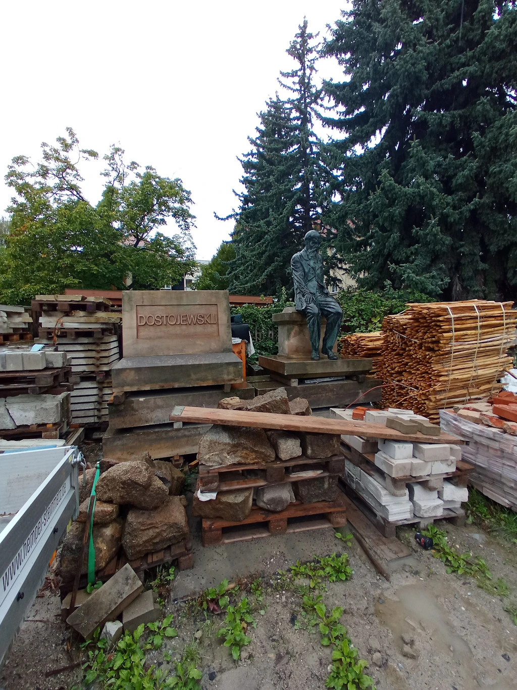 Das demontierte Dostojewski-Denkmal befindet sich derzeit auf dem Gelände der <a href="https://www.google.com/search?newwindow=1&sca_esv=76b1d1510d0b1bcc&rlz=1C1GCEA_enDE1002DE1002&sxsrf=AE3TifO99KB1a2JXOb6Og58irKDoL1RnWg:1760450870684&q=Steinmetzwerkstatt+Paul+Hempel&si=AMgyJEs9DArPE9xmb5yVYVjpG4jqWDEKSIpCRSjmm88XZWnGNcuAjurxGUSlqx9w0J1sHheRonMJsQmicLTgwZoLYR_AktLFaXMdFHGV1yNtiZfnkWnty8GvqEBnWbw6Be7D4uaDHLWOFoMizZyS4Tu39mjbwwDHrA%3D%3D&sa=X&ved=2ahUKEwissqrG7qOQAxUlAtsEHaGZBEsQ_coHegQILBAB">Steinmetzwerkstatt Paul Hempel</a>&nbsp;in Dresden.