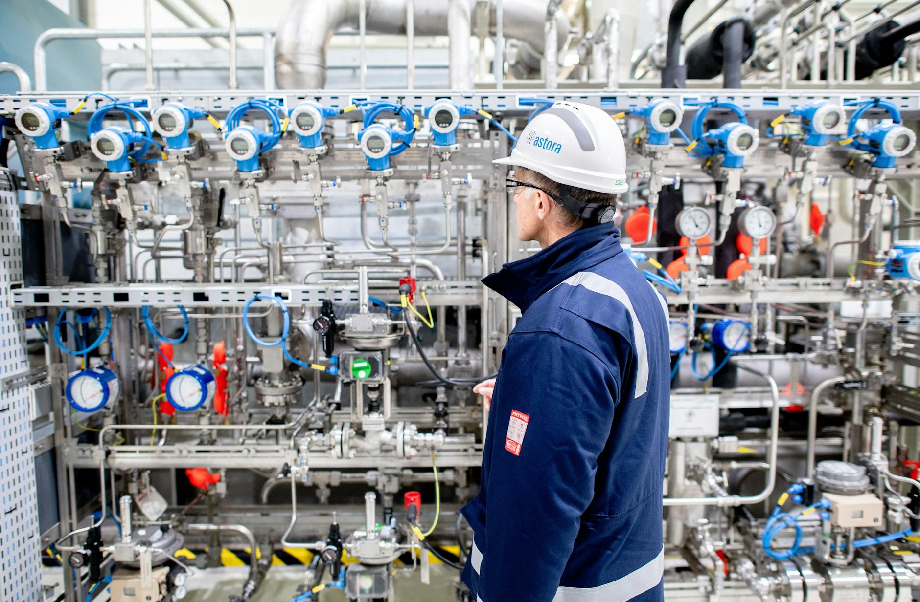 Ein Betriebsleiter steht vor einer technischen Anlage zur Verdichtung von Erdgas auf dem Gelände des Erdgasspeichers Rehden (Symbolbild).