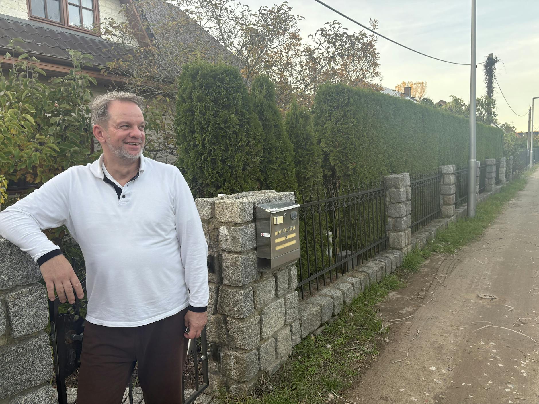 Rougé Lüloff vor seinem Haus in der Straße Am Barnim in Hellersdorf