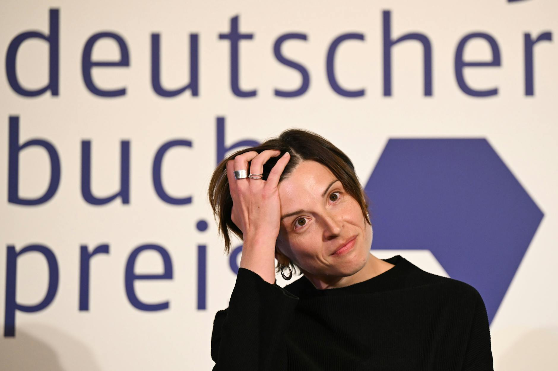 Dorothee Elmiger hat den Deutschen Buchpreis für ihren Roman „Die Holländerinnen“ bekommen.