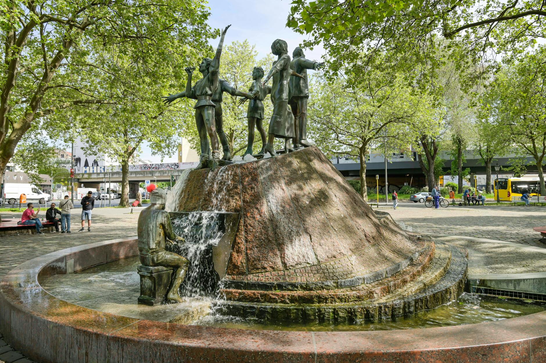 Der Nettelbeckplatz im Ortsteil Wedding, bekannt für seinen Brunnen „Tanz auf dem Vulkan“, wird umbenannt in Martha-Ndumbe-Platz.