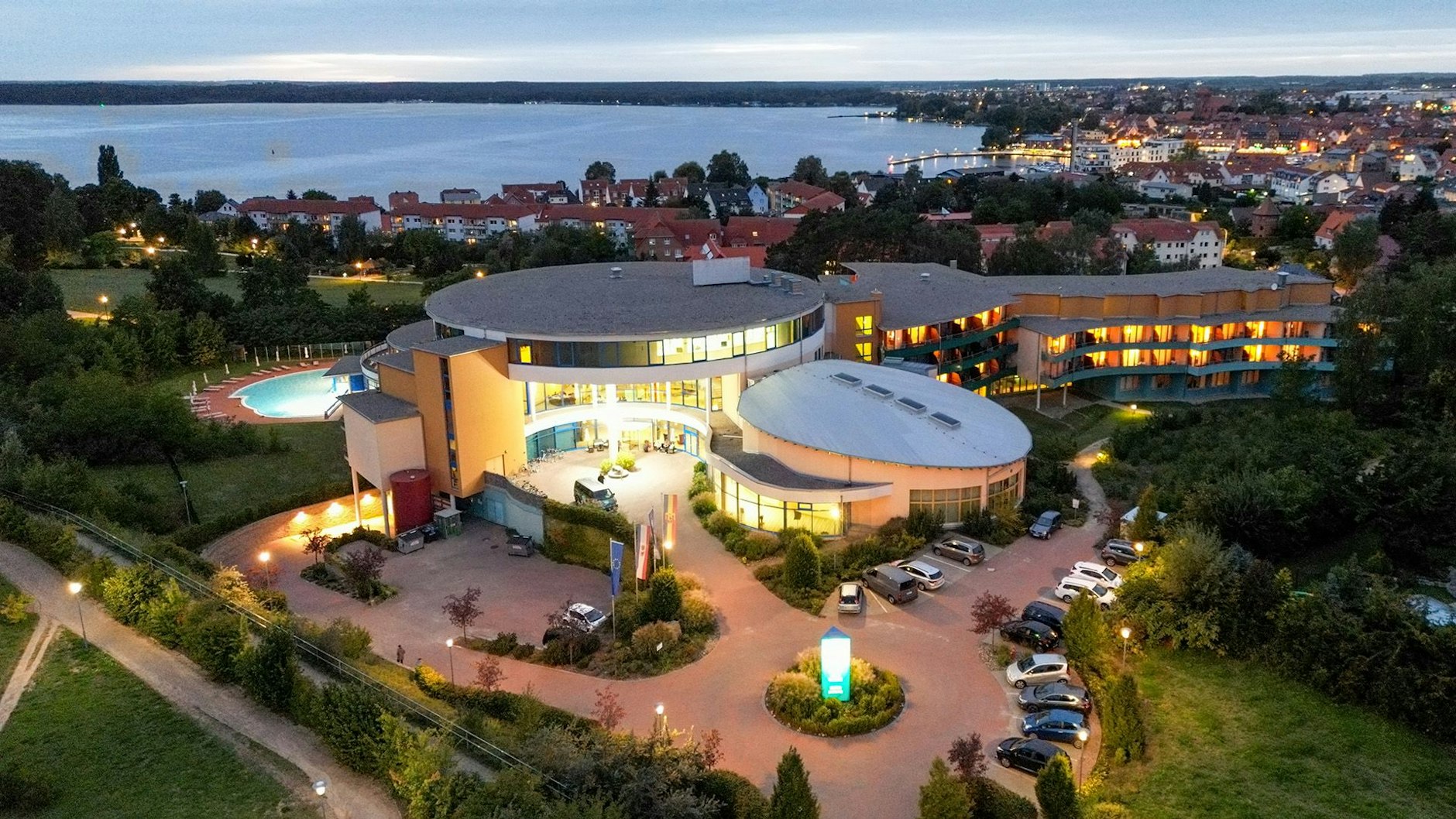 Kurzentrum Waren (Müritz) am Abend