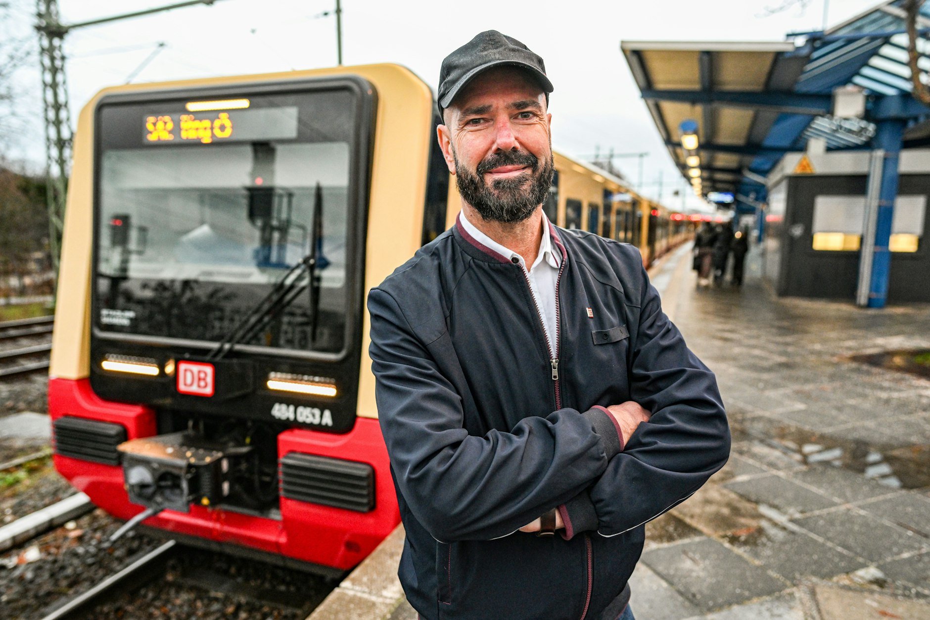 S-Bahn-Fahrer Jan Schreiber am S-Bahnhof Treptower Park am Ringbahnsteig der S42.