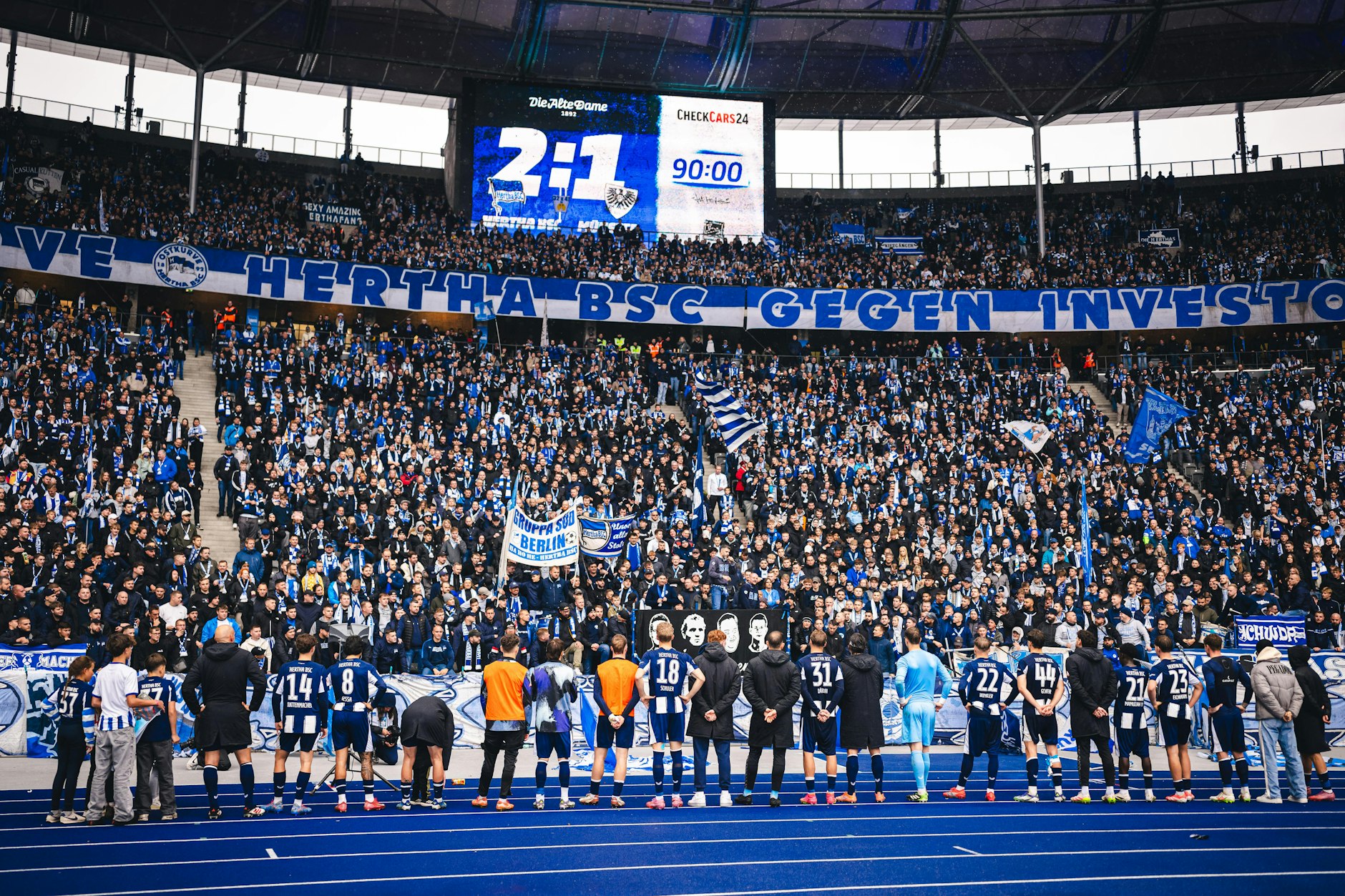 Die Spieler von Hertha BSC feiern den Sieg nach dem Spiel zwischen Hertha BSC und Preußen Münster.