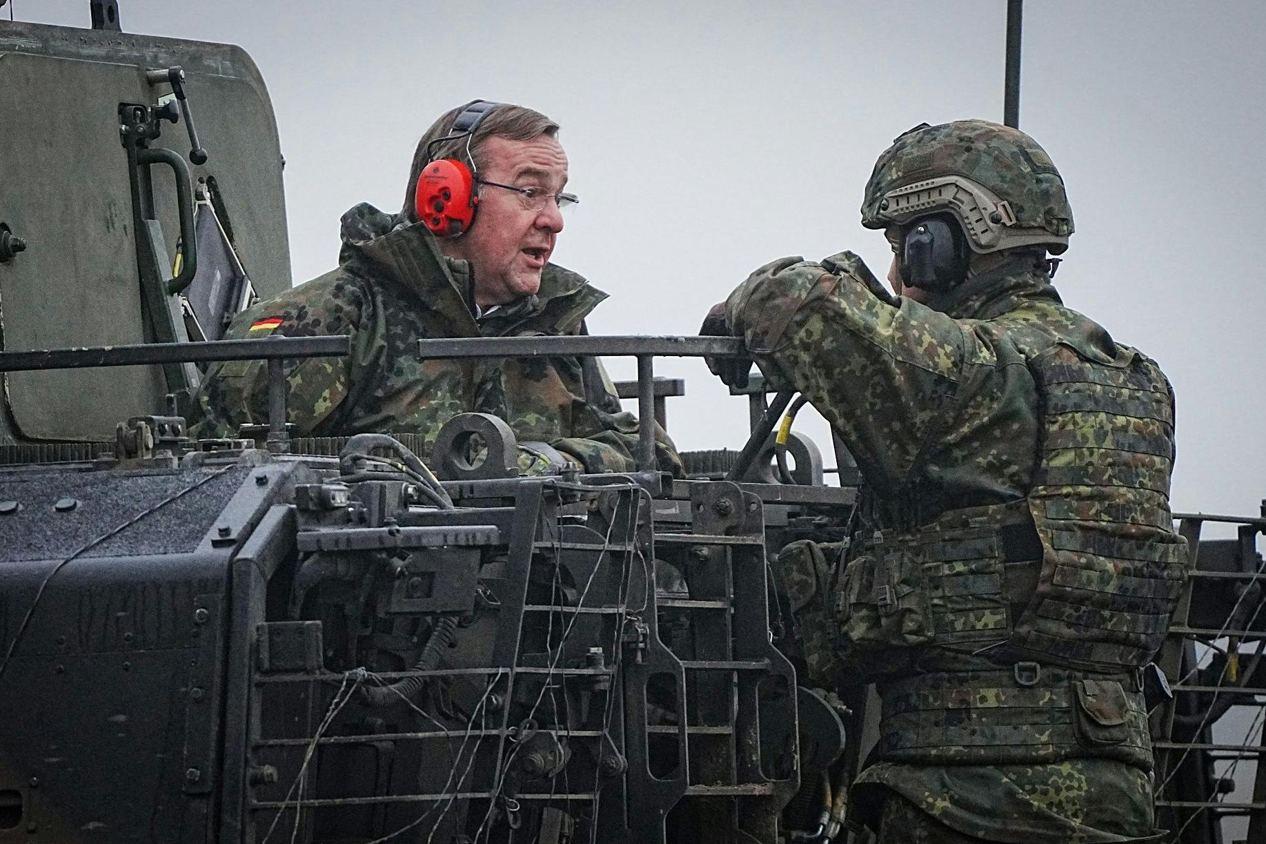 Verteidigungsminister Boris Pistorius (SPD) in einem Bundeswehrpanzer. Er kann seine Truppe endlich aufstocken.