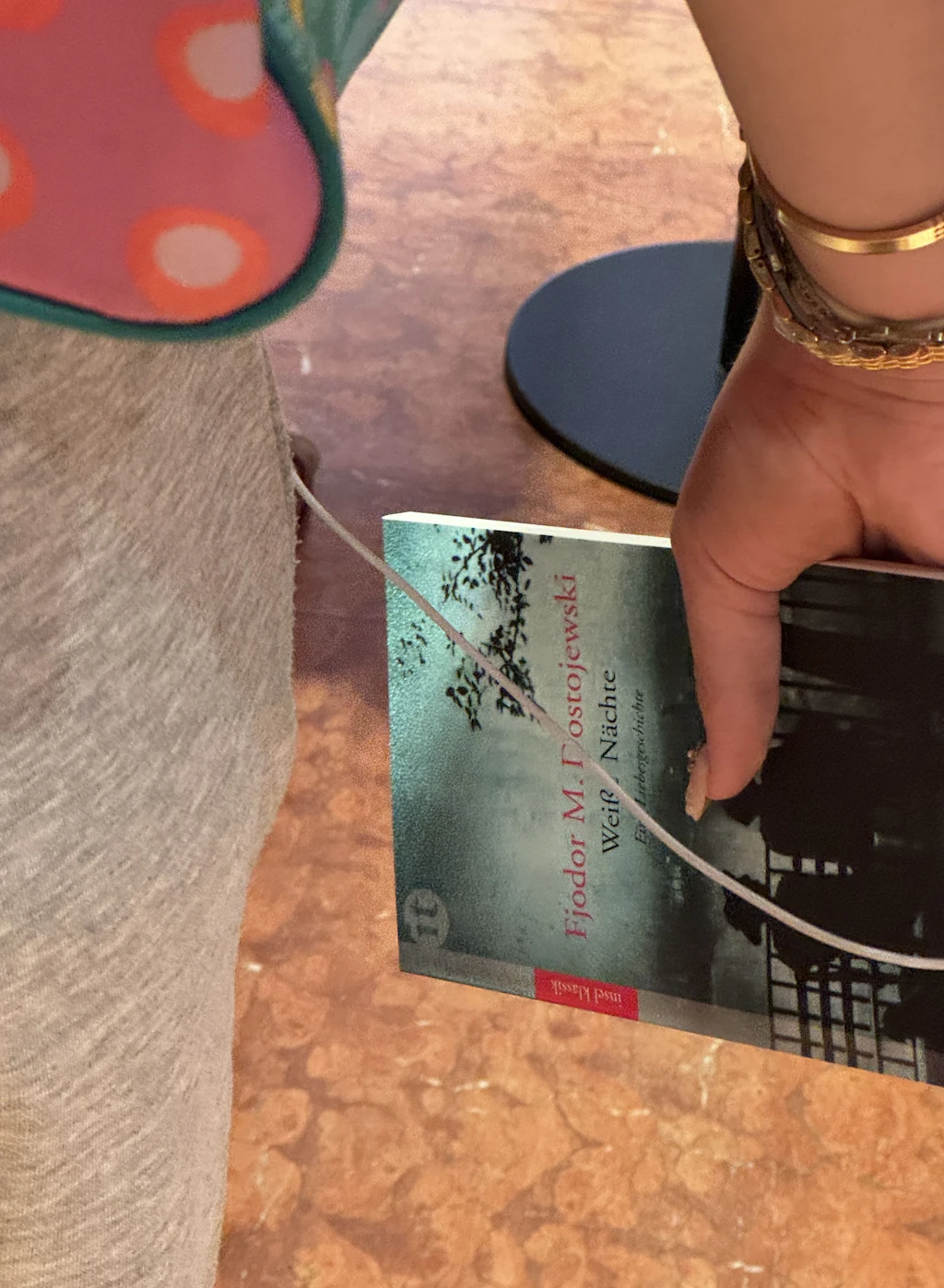 Eine junge Frau mit dem Band der „Weißen Nächte“ von Fjodor Dostojewski im Kulturkaufhaus Dussmann in Berlin, Ende August 2025.