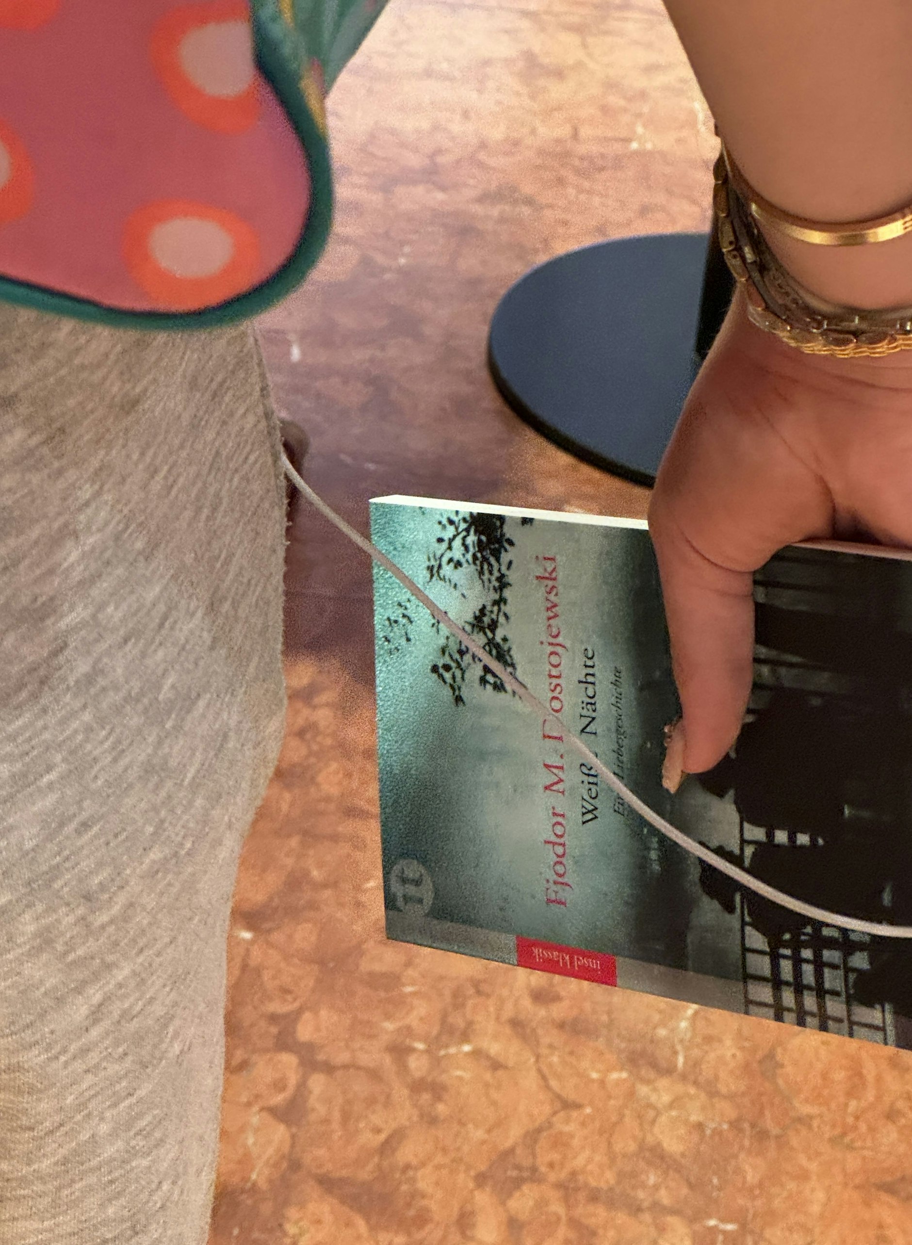 Eine junge Frau mit dem Band der „Weißen Nächte“ von Fjodor Dostojewski im Kulturkaufhaus Dussmann in Berlin, Ende August 2025.